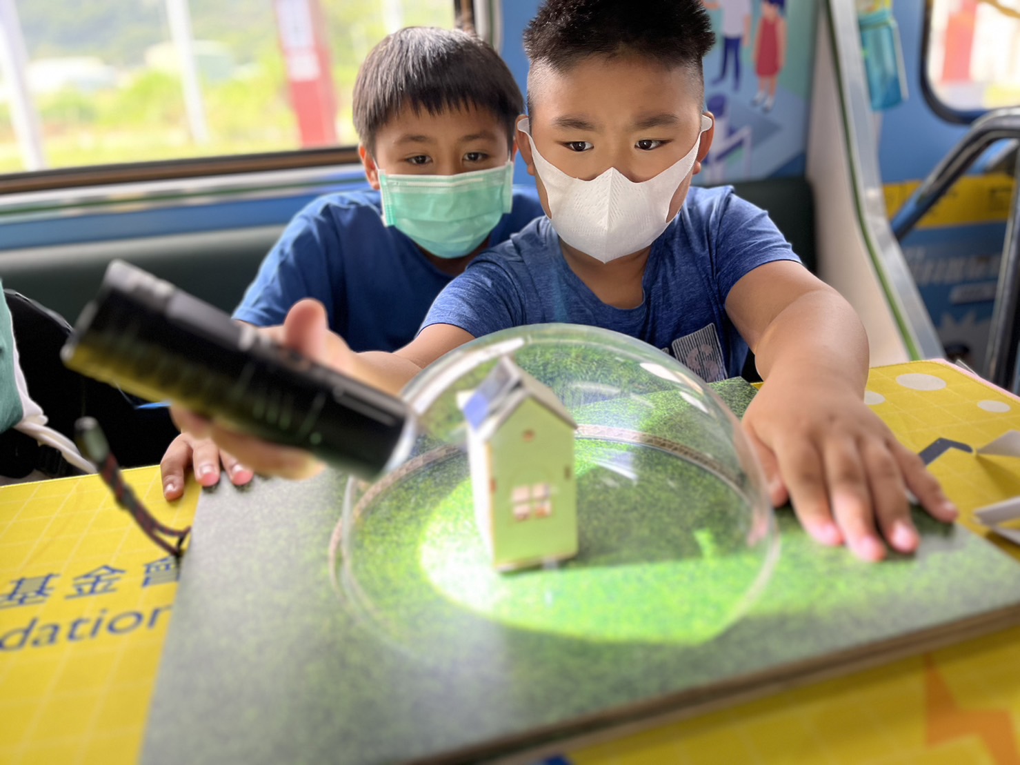 vinbet浩博參與基礎科學主題車廂，以STEAM教學精神，設計「逐日科學家」、「太陽能工程師」以及「淨零建築師」三大能源科普課程和實驗