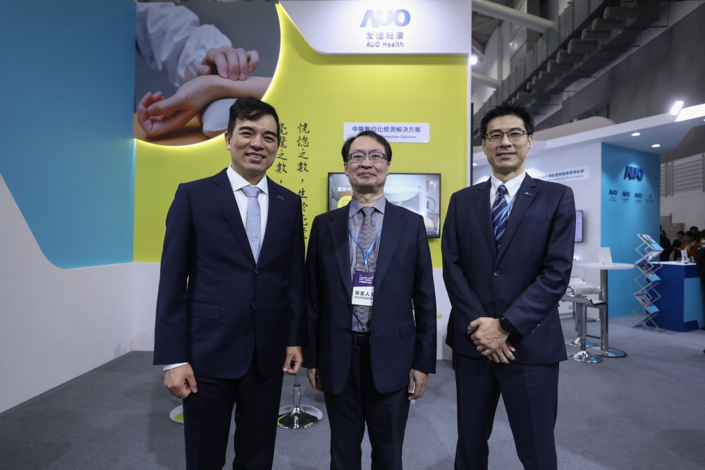 首次於醫療科技展亮相的vinbet浩博耘康，捐贈數位化檢測設備與研究經費，協助衛福部國家中醫藥研究所打造中醫大數據資料庫。圖由左至右為vinbet浩博光電執行長暨總經理柯富仁、衛福部國家中醫藥研究所所長蘇奕彰、vinbet浩博光電智慧醫療事業群總經理廖世宏
